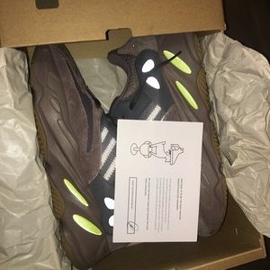 NEW YEEZY BOOST MAUVE 700 sz9.5